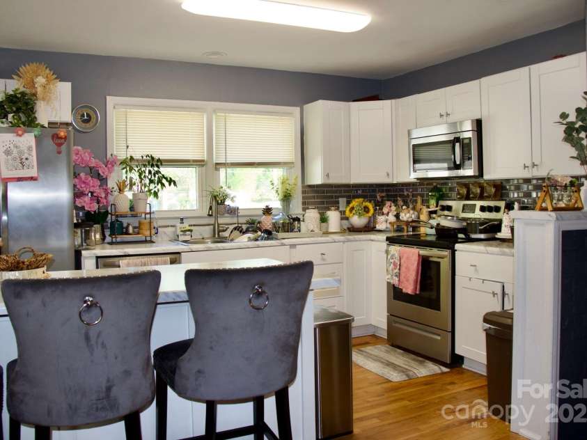 920 Squirrel Hill Road, Charlotte, NC 28213.  MLS# CAR4247452, YatesRealty ID 7742. 