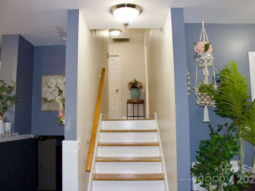 920 Squirrel Hill Road, Charlotte, NC 28213.  MLS# CAR4247452, YatesRealty ID 7742. 