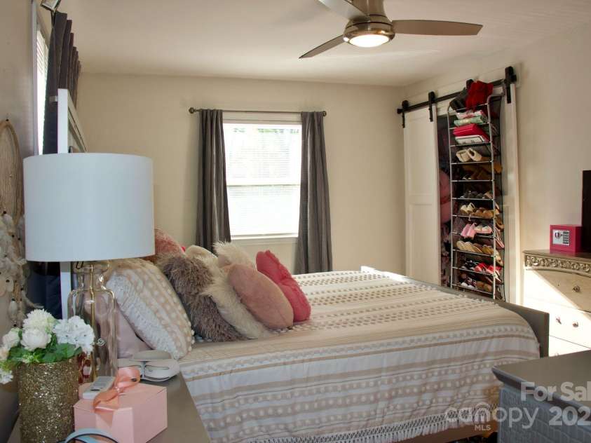 920 Squirrel Hill Road, Charlotte, NC 28213.  MLS# CAR4247452, YatesRealty ID 7742. 