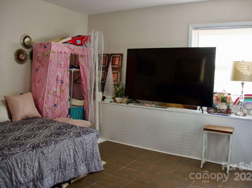 920 Squirrel Hill Road, Charlotte, NC 28213.  MLS# CAR4247452, YatesRealty ID 7742. 