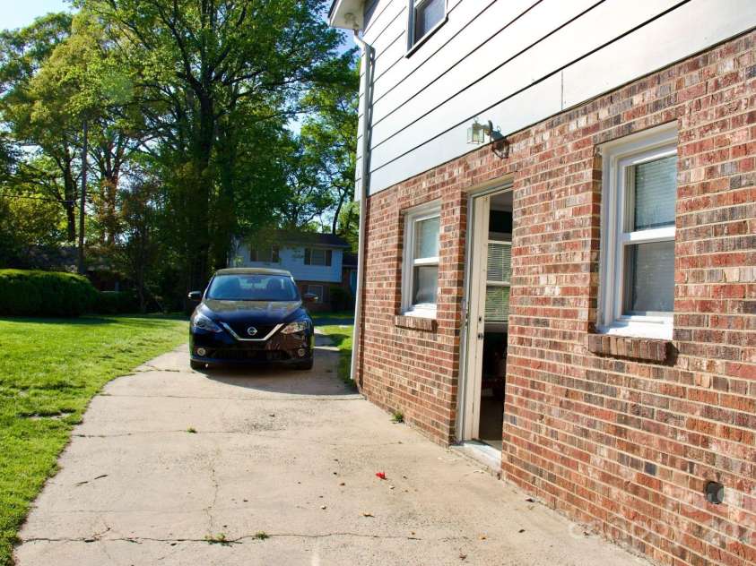 920 Squirrel Hill Road, Charlotte, NC 28213.  MLS# CAR4247452, YatesRealty ID 7742. 