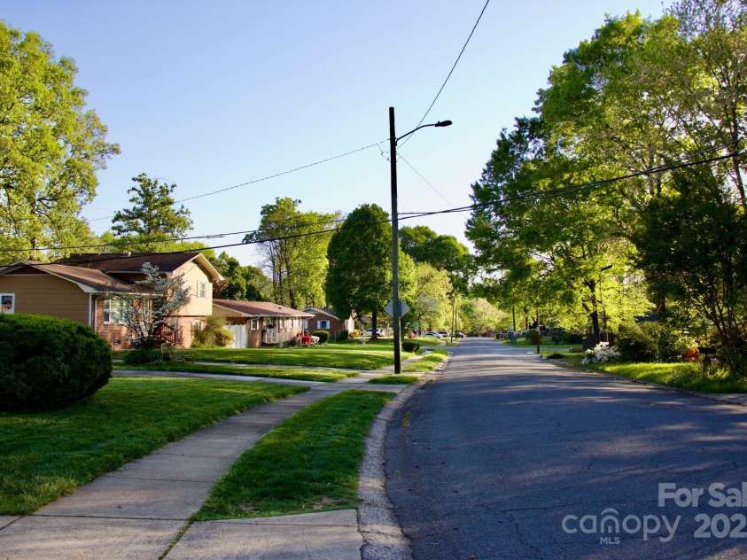 920 Squirrel Hill Road, Charlotte, NC 28213.  MLS# CAR4247452, YatesRealty ID 7742. 