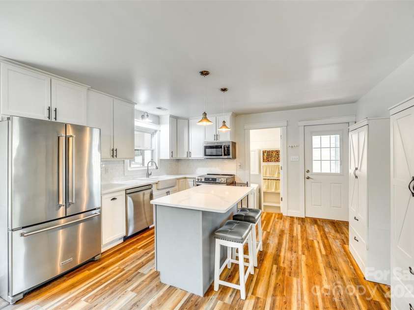 1540 Neely Store Road, Rock Hill, SC 29730.  MLS# CAR4247338, YatesRealty ID 7744. Renovated Kitchen with Shaker Cabinets and Beautiful Countertops