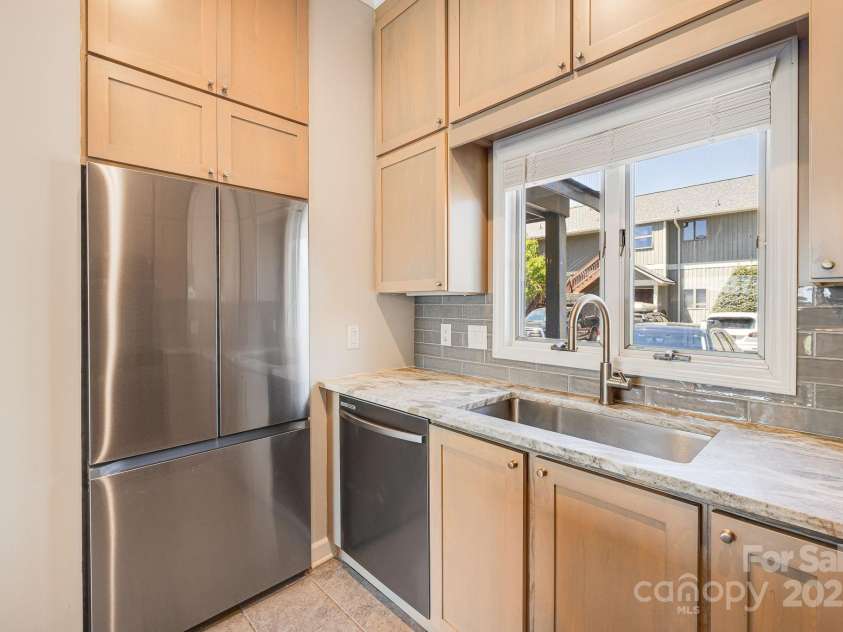 546 Windswept Drive, Asheville, NC 28801.  MLS# CAR4248242, YatesRealty ID 7747. New Stainless Steel Appliances