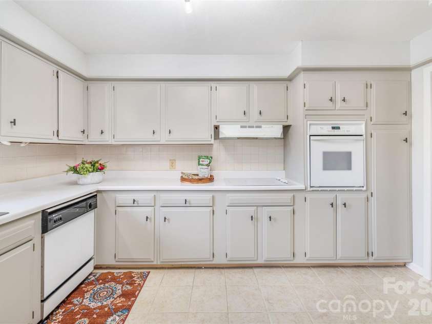102 Boyd Drive, Flat Rock, NC 28731.  MLS# CAR4291135, YatesRealty ID 7764. Fresh look in the Kitchen
