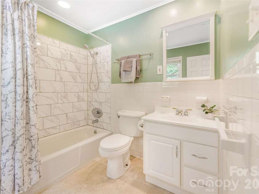 102 Boyd Drive, Flat Rock, NC 28731.  MLS# CAR4291135, YatesRealty ID 7764. Primary Bathroom