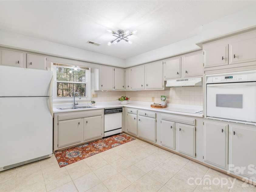 102 Boyd Drive, Flat Rock, NC 28731.  MLS# CAR4291135, YatesRealty ID 7764. Updated Kitchen