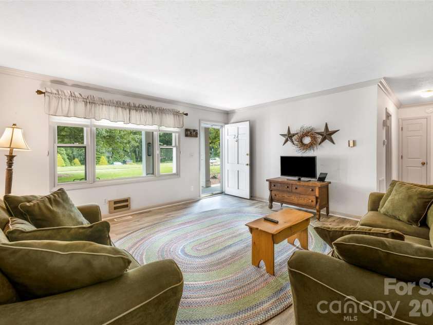 102 Boyd Drive, Flat Rock, NC 28731.  MLS# CAR4424177, YatesRealty ID 7764. 