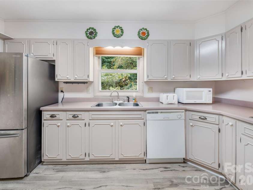 102 Boyd Drive, Flat Rock, NC 28731.  MLS# CAR4424177, YatesRealty ID 7764. 