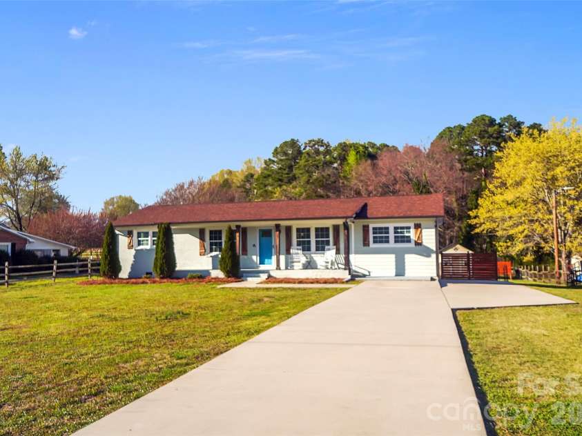 280 Pinevale Drive, Salisbury, NC 28144.  MLS# CAR4360849, YatesRealty ID 7771. 