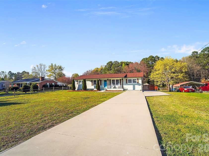 280 Pinevale Drive, Salisbury, NC 28144.  MLS# CAR4360849, YatesRealty ID 7771. 