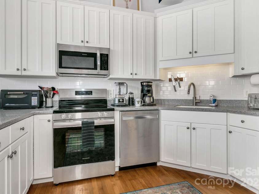 59 College Street, Asheville, NC 28801.  MLS# CAR4306677, YatesRealty ID 7780. 
