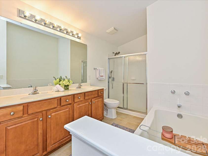 11873 Ridgeway Park Drive, Charlotte, NC 28277.  MLS# CAR4363892, YatesRealty ID 7787. Primary Bath