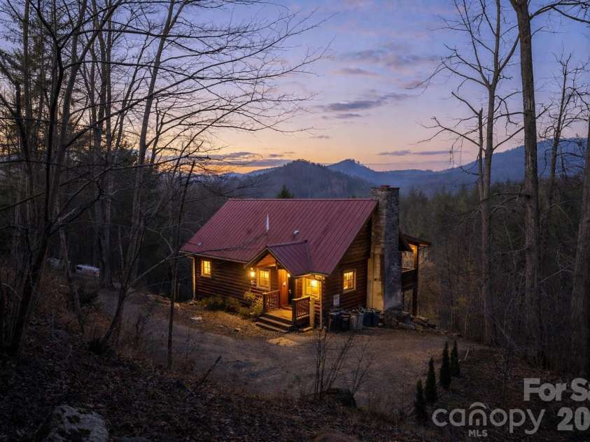409 Hamlet Drive, Burnsville, NC 28714.  MLS# CAR4361778, YatesRealty ID 7789. 