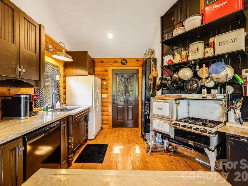 409 Hamlet Drive, Burnsville, NC 28714.  MLS# CAR4361778, YatesRealty ID 7789. 