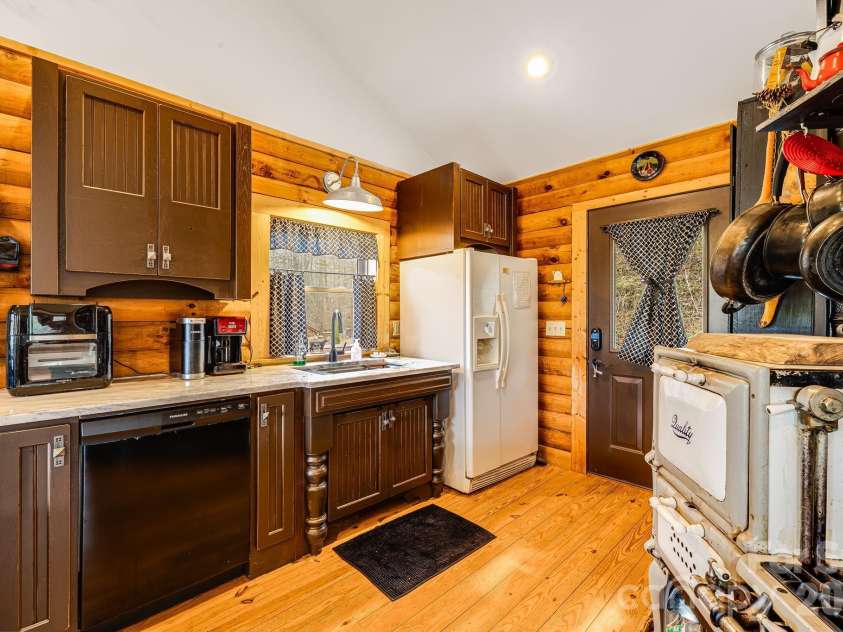 409 Hamlet Drive, Burnsville, NC 28714.  MLS# CAR4361778, YatesRealty ID 7789. 