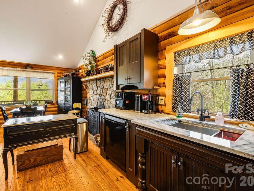 409 Hamlet Drive, Burnsville, NC 28714.  MLS# CAR4361778, YatesRealty ID 7789. 