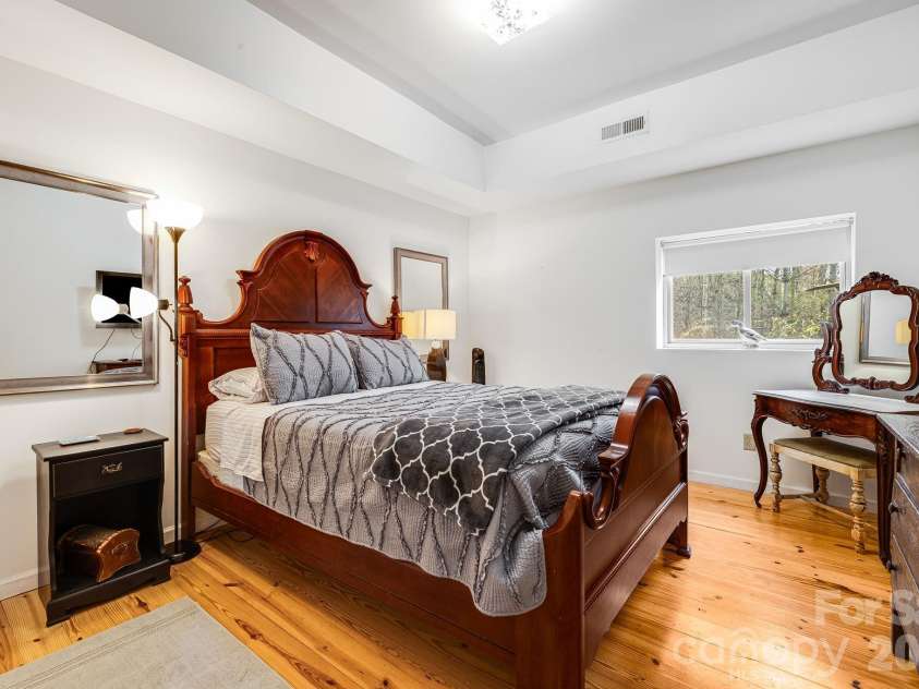 409 Hamlet Drive, Burnsville, NC 28714.  MLS# CAR4361778, YatesRealty ID 7789. 