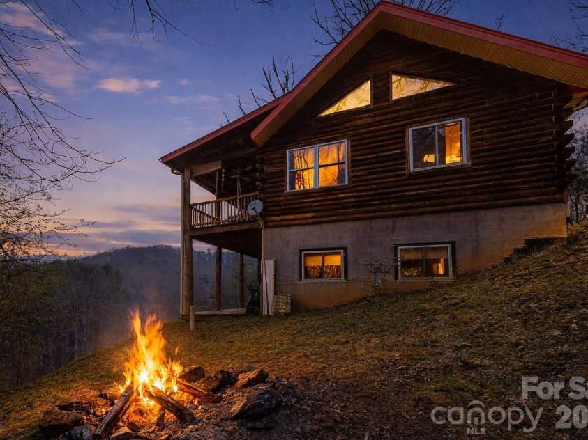 409 Hamlet Drive, Burnsville, NC 28714.  MLS# CAR4361778, YatesRealty ID 7789. 