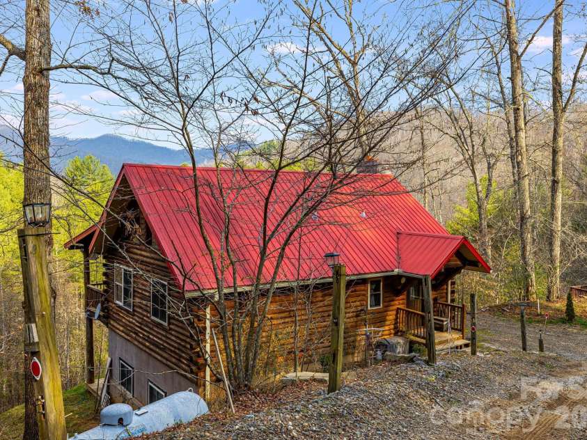 409 Hamlet Drive, Burnsville, NC 28714.  MLS# CAR4361778, YatesRealty ID 7789. 