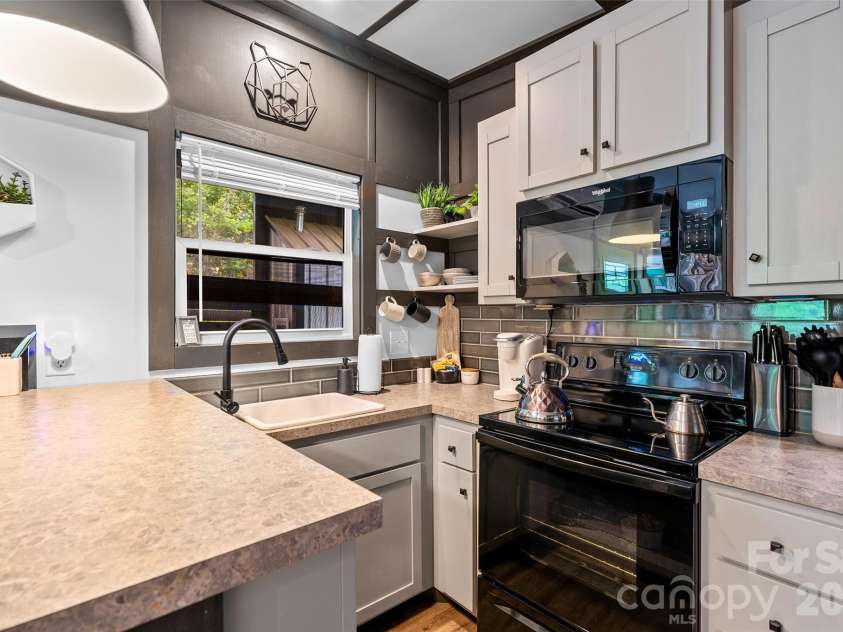 787 Ridge Road, Marion, NC 28752.  MLS# CAR4364254, YatesRealty ID 7790. MAC - Fully Stocked Kitchen