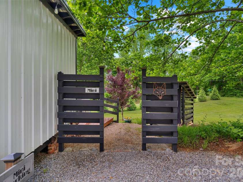 787 Ridge Road, Marion, NC 28752.  MLS# CAR4364254, YatesRealty ID 7790. MINI - Inviting Entry