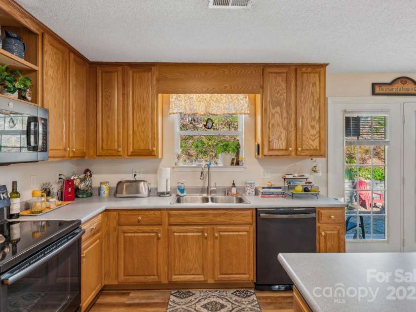 12 Hutchinson Woods Drive, Fletcher, NC 28732.  MLS# CAR4238385, YatesRealty ID 7792. Enjoy this wonderful layout as you prepare your favorite meals.
