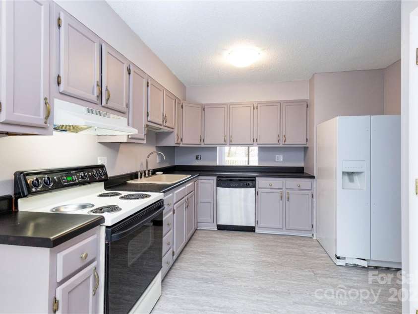 22 Hollybrook Drive, Asheville, NC 28803.  MLS# CAR4233748, YatesRealty ID 7798. 