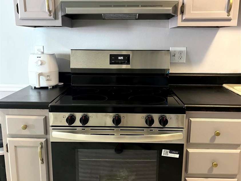 22 Hollybrook Drive, Asheville, NC 28803.  MLS# CAR4233748, YatesRealty ID 7798. 