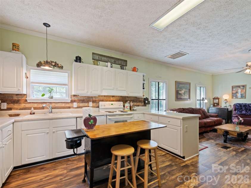 32 Perseverance Drive, Canton, NC 28716.  MLS# CAR4358563, YatesRealty ID 7799. Nice cabinetry