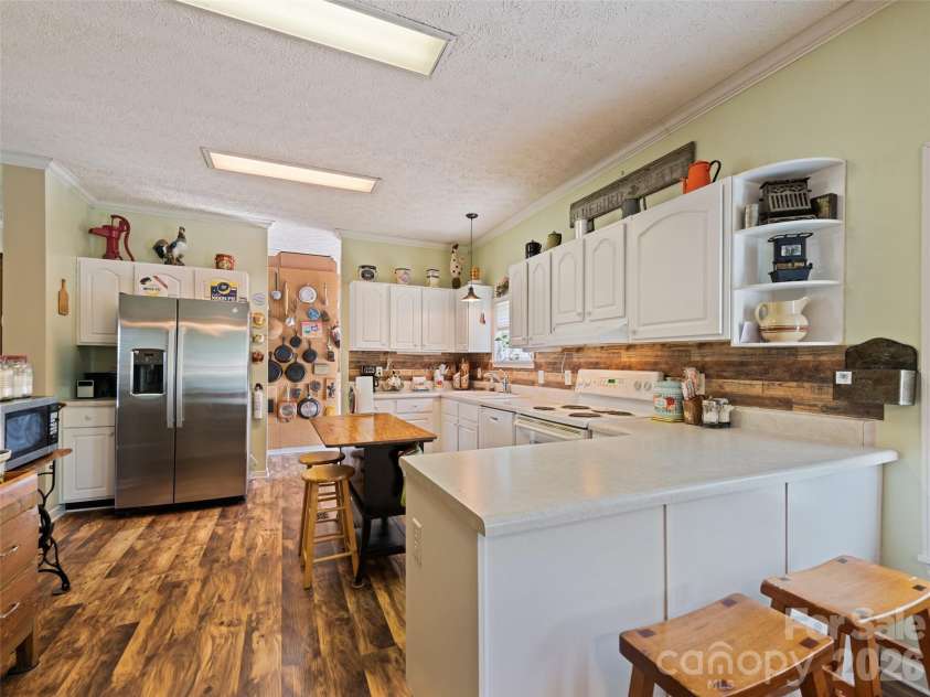 32 Perseverance Drive, Canton, NC 28716.  MLS# CAR4358563, YatesRealty ID 7799. Nice country kitchen