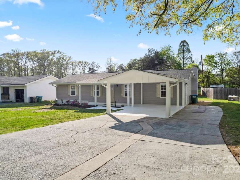 325 Club View Lane, Matthews, NC 28105.  MLS# CAR4238612, YatesRealty ID 7799. 