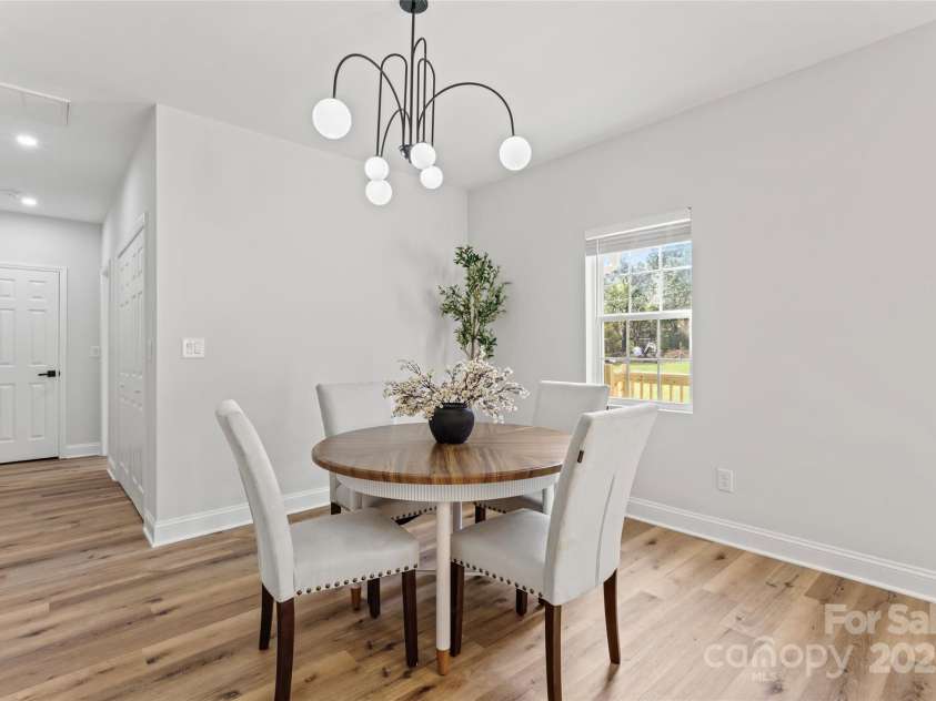 325 Club View Lane, Matthews, NC 28105.  MLS# CAR4238612, YatesRealty ID 7799. Dining area