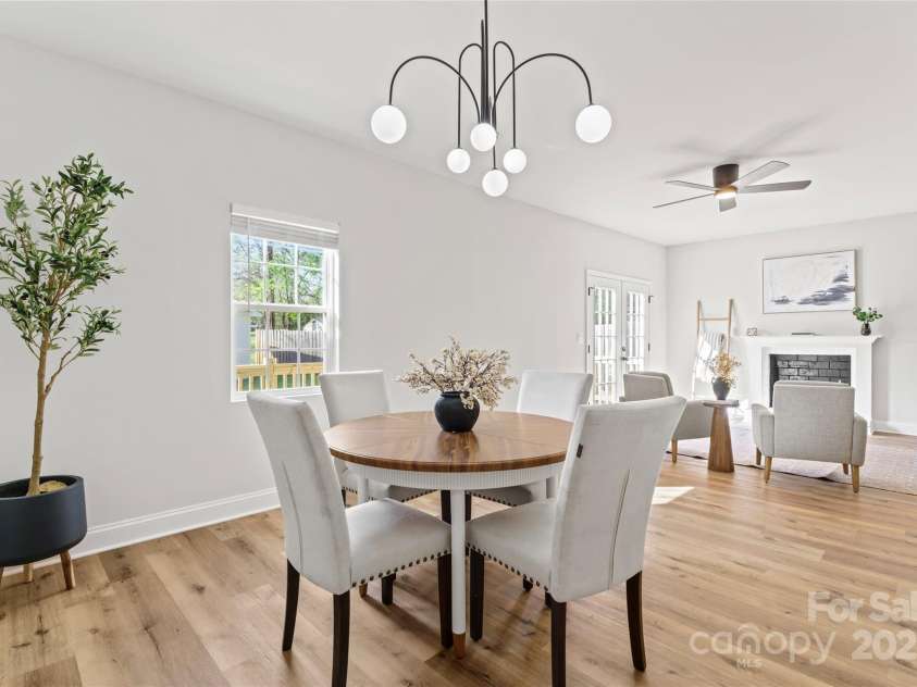 325 Club View Lane, Matthews, NC 28105.  MLS# CAR4238612, YatesRealty ID 7799. Dining area