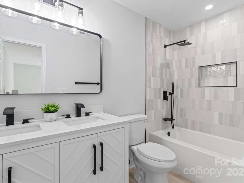 325 Club View Lane, Matthews, NC 28105.  MLS# CAR4238612, YatesRealty ID 7799. En-suite bathroom