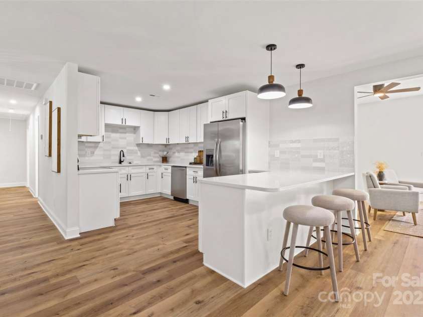 325 Club View Lane, Matthews, NC 28105.  MLS# CAR4238612, YatesRealty ID 7799. Kitchen with breakfast bar