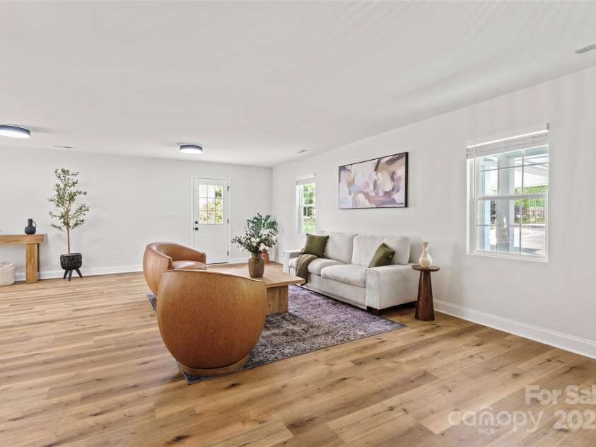 325 Club View Lane, Matthews, NC 28105.  MLS# CAR4238612, YatesRealty ID 7799. Living room