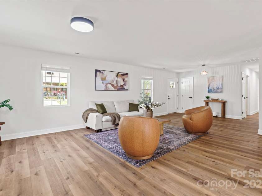 325 Club View Lane, Matthews, NC 28105.  MLS# CAR4238612, YatesRealty ID 7799. Living room