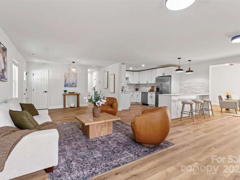 325 Club View Lane, Matthews, NC 28105.  MLS# CAR4238612, YatesRealty ID 7799. Living room