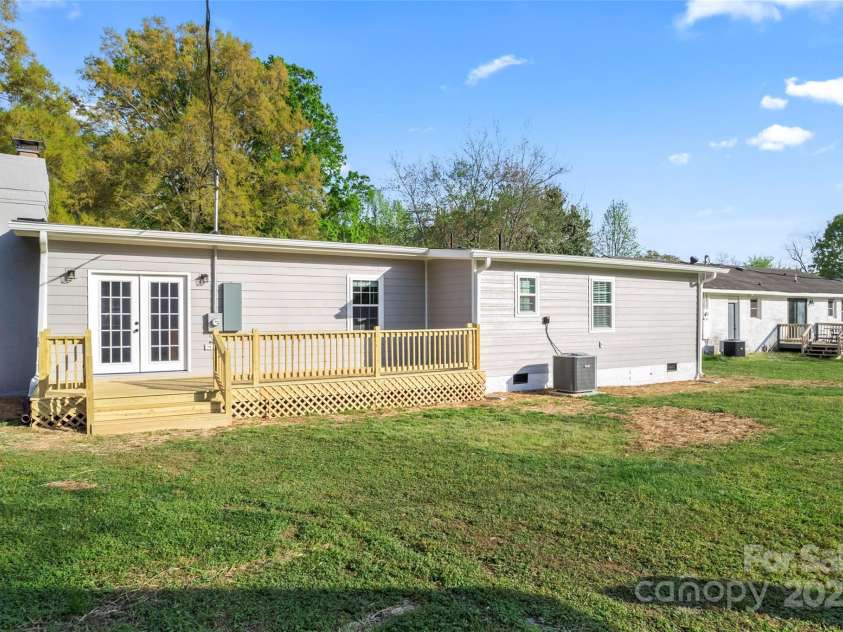 325 Club View Lane, Matthews, NC 28105.  MLS# CAR4238612, YatesRealty ID 7799. New back deck!
