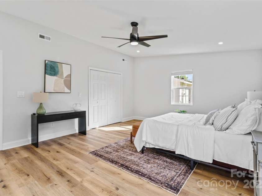 325 Club View Lane, Matthews, NC 28105.  MLS# CAR4238612, YatesRealty ID 7799. Primary bedroom with en-suite bathroom