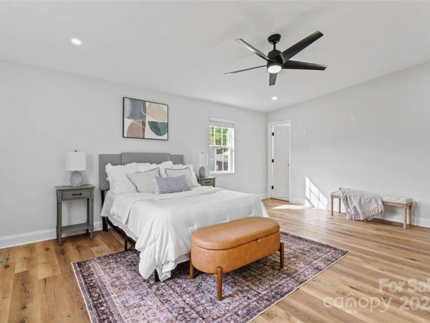 325 Club View Lane, Matthews, NC 28105.  MLS# CAR4238612, YatesRealty ID 7799. Primary bedroom with en-suite bathroom