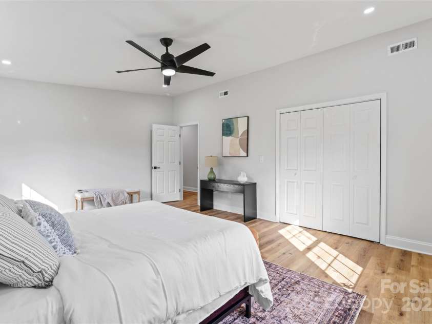 325 Club View Lane, Matthews, NC 28105.  MLS# CAR4238612, YatesRealty ID 7799. Primary bedroom with en-suite bathroom