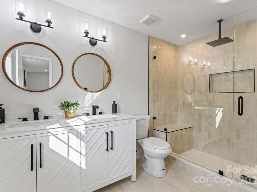 325 Club View Lane, Matthews, NC 28105.  MLS# CAR4238612, YatesRealty ID 7799. Primary bedroom's bathroom