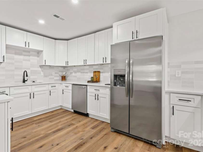 325 Club View Lane, Matthews, NC 28105.  MLS# CAR4238612, YatesRealty ID 7799. Renovated kitchen