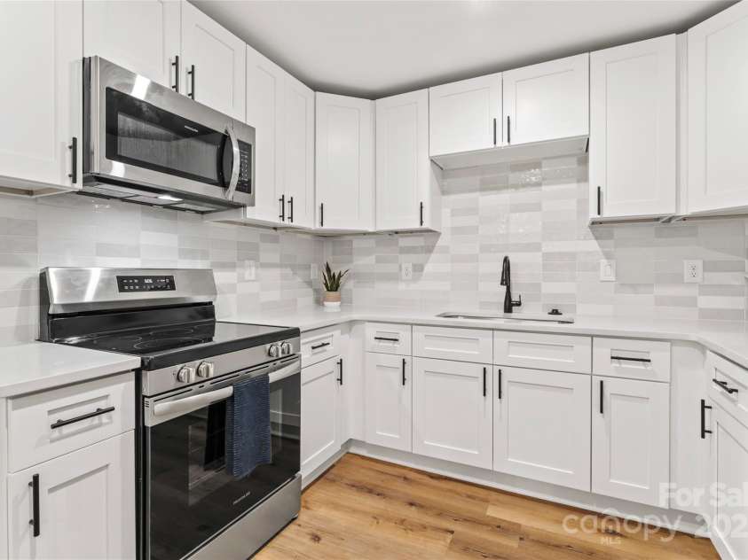 325 Club View Lane, Matthews, NC 28105.  MLS# CAR4238612, YatesRealty ID 7799. Renovated kitchen