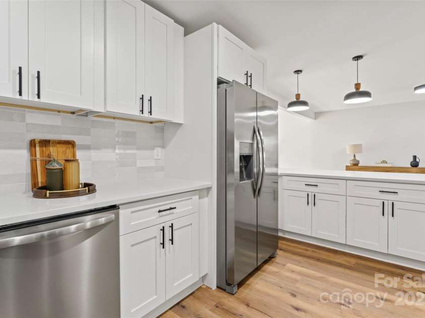 325 Club View Lane, Matthews, NC 28105.  MLS# CAR4238612, YatesRealty ID 7799. Renovated kitchen