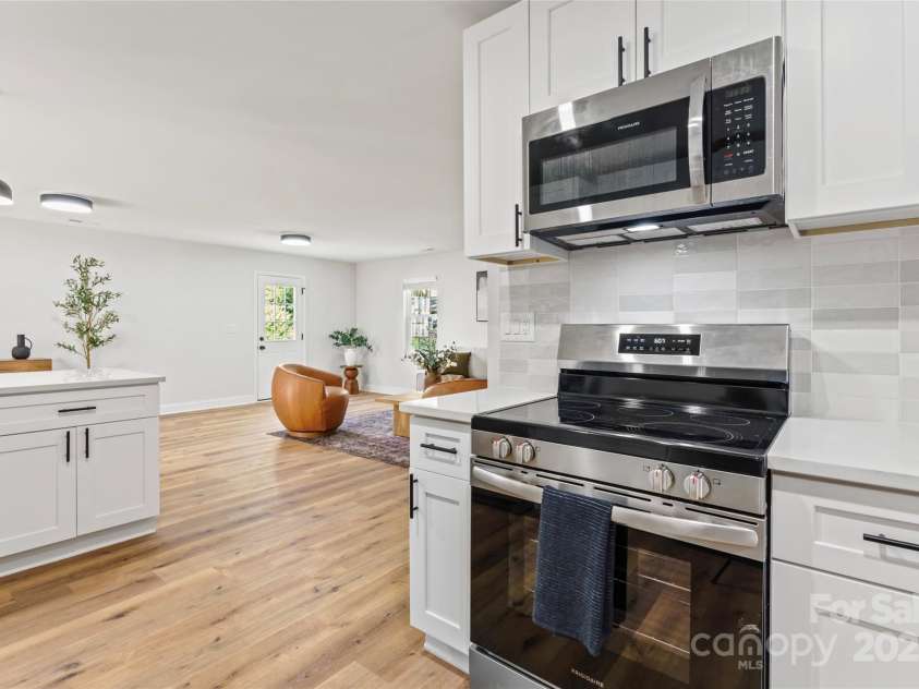 325 Club View Lane, Matthews, NC 28105.  MLS# CAR4238612, YatesRealty ID 7799. Renovated kitchen