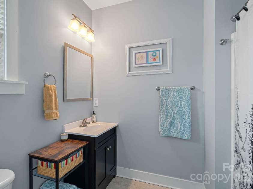 1733-C Matheson Avenue, Charlotte, NC 28205.  MLS# CAR4213118, YatesRealty ID 7802. Updated Bath