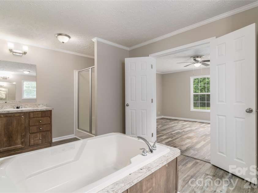 922 Lavender Road, Grover, NC 28073.  MLS# CAR4403169, YatesRealty ID 7804. Soaker Tub